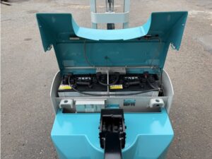 0.6t ウォーキーリフト｜トヨタ 3HFW6｜充電器内蔵 ステップ付 チルト パワステ  CF26003