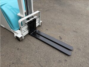 0.6t ウォーキーリフト｜トヨタ 3HFW6｜充電器内蔵 ステップ付 チルト パワステ  CF26003