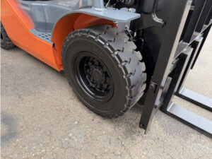 2.5t フォークリフト｜トヨタ 02-8FD25｜ディーゼル 小型特殊仕様 CF26051